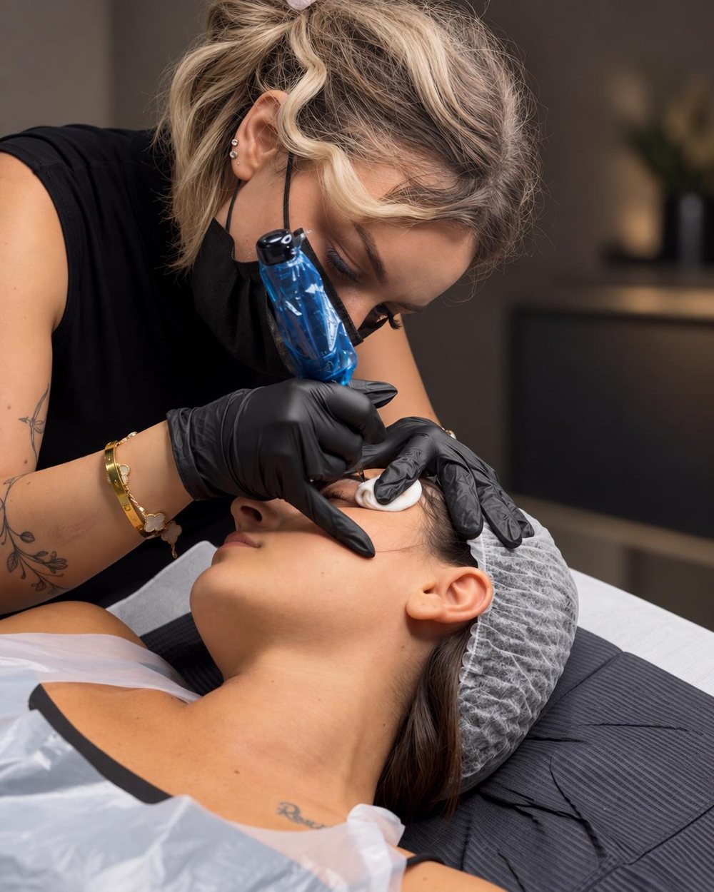 Melania Forcina réalisant un maquillage permanent des sourcils