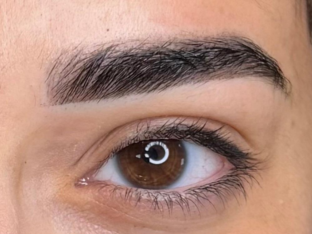 Maquillage permanent des sourcils, effet poils réalistes